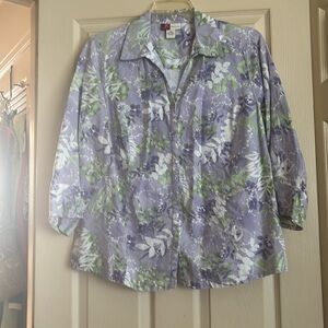 Women’s multi-colored shirt with 3/4 sleeves.